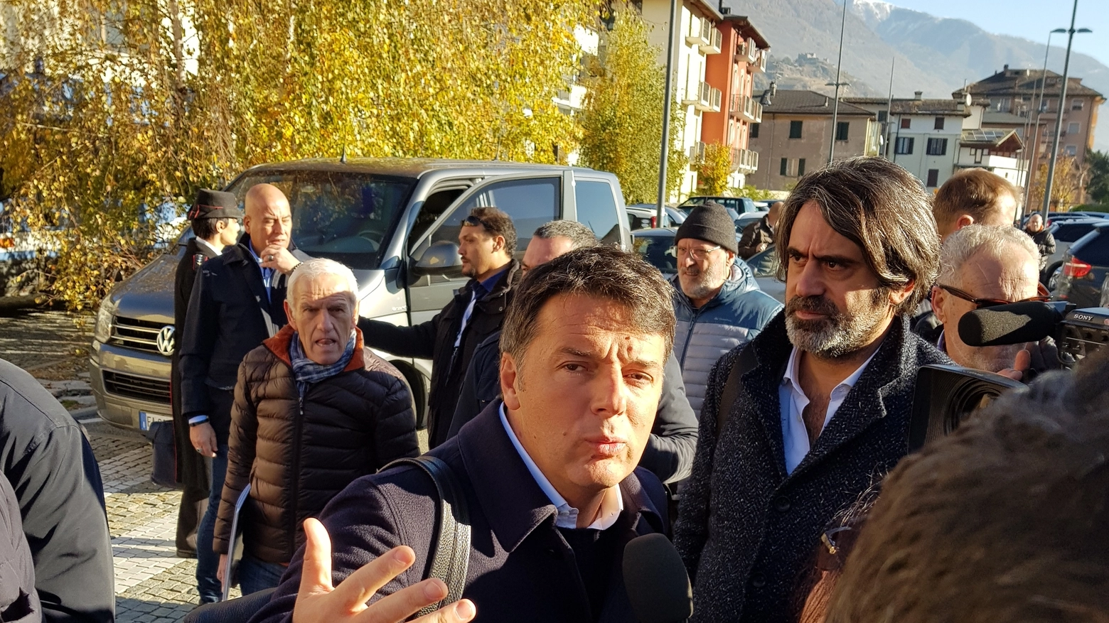 Il segretario Dem, alla stazione di Sondrio, ha trovato tanto sostenitori che lo hanno ringraziato per il lavoro svolto