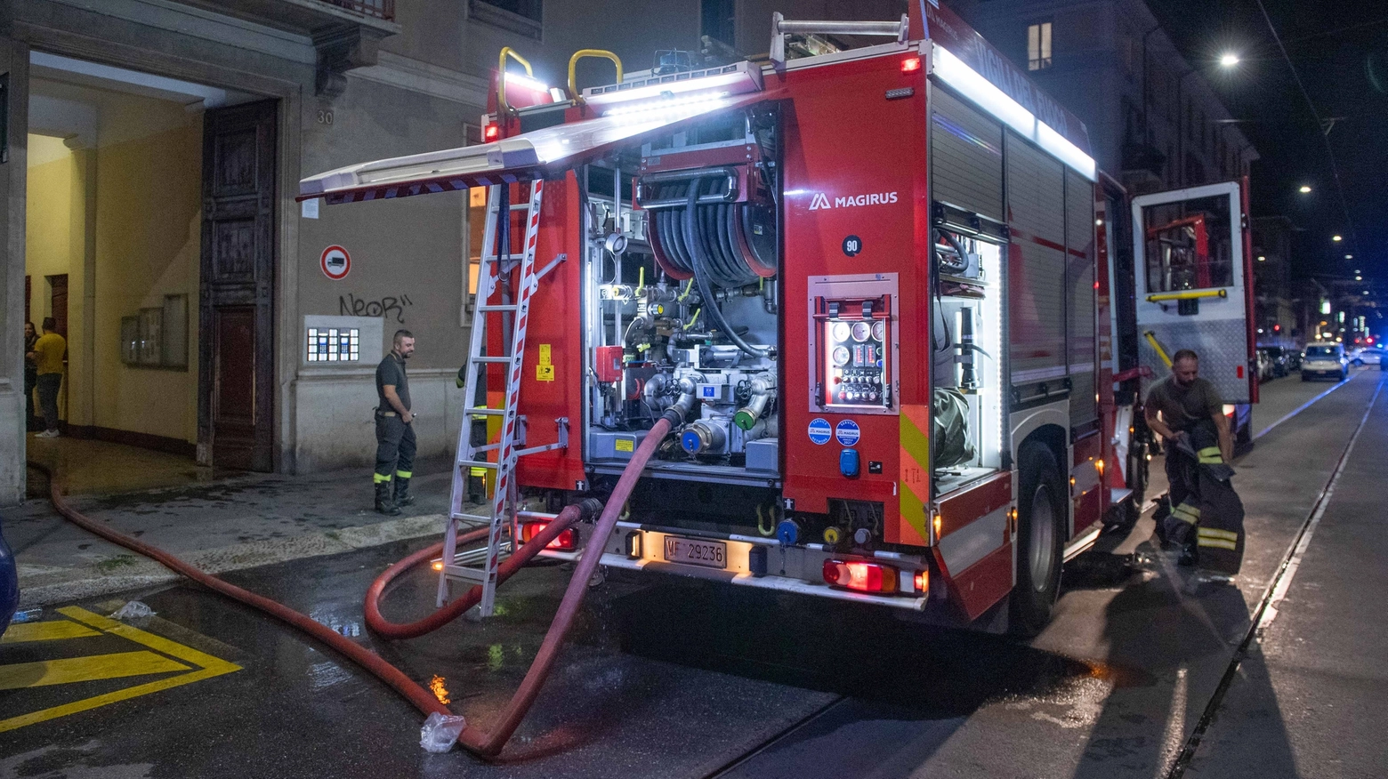 L'intervento dei vigili del fuoco nello stabile Aler di via Lulli