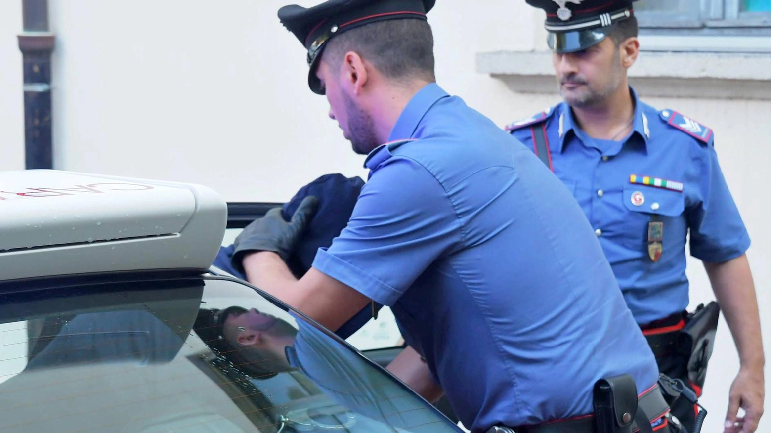 Bandito vestito da cliente Schiaffi e calci, poi la rapina Bandito vestito da cliente Schiaffi e calci, poi la rapina