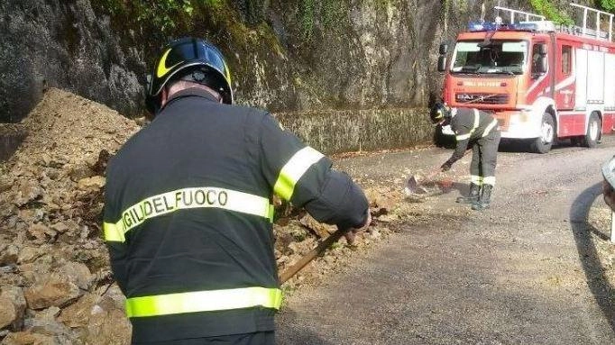 Frane e smottamenti Statale 344 chiusa Quattro famiglie restano fuori di casa Frane e smottamenti Statale 344 chiusa Quattro famiglie restano fuori di casa