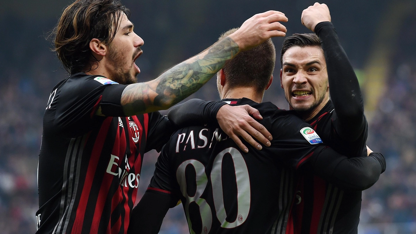 Il Milan esulta dopo l'1-1 di Pasalic