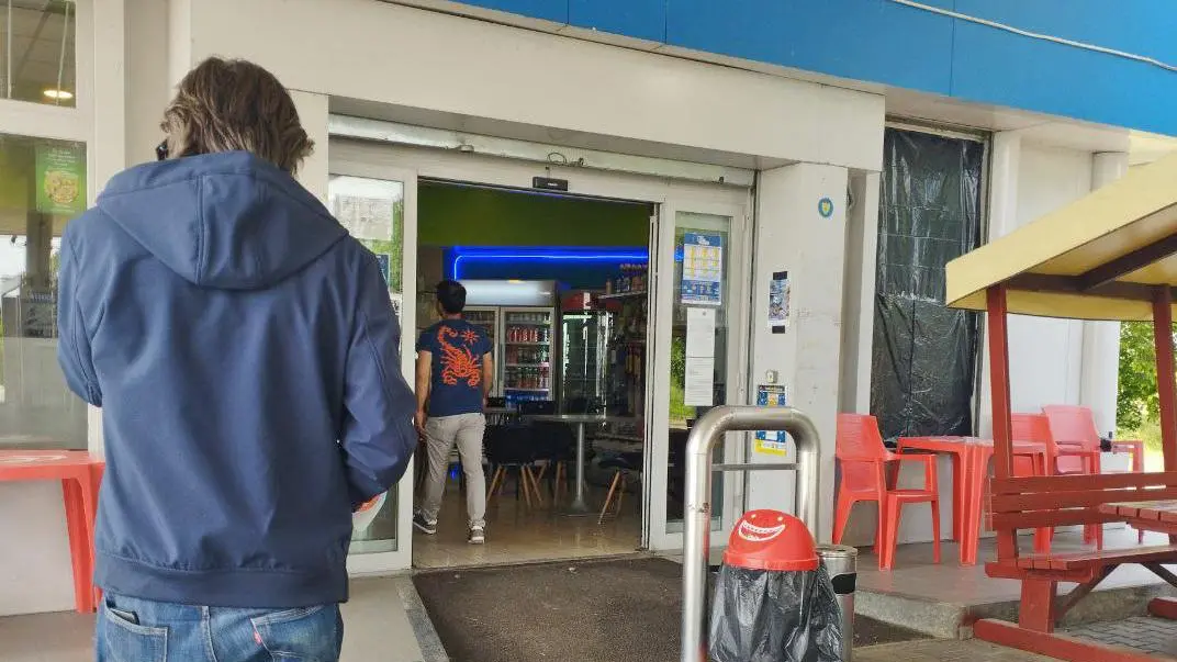 Banditi al distributore Botte al barista cinese Banditi al distributore Botte al barista cinese