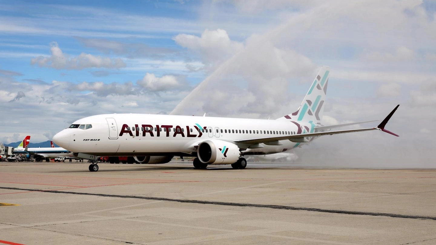 Un velivolo Air Italy sulla pista di Malpensa
