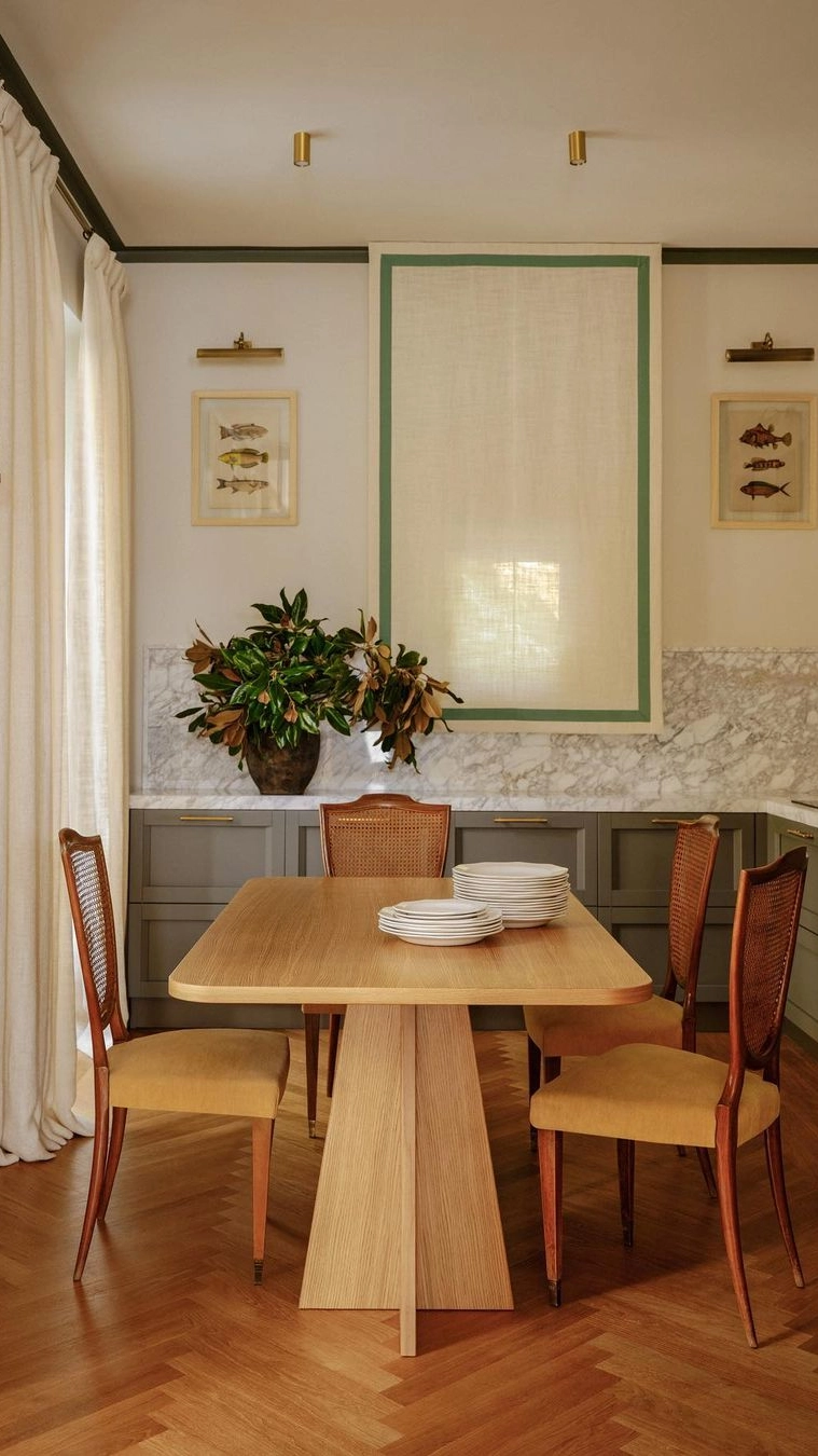 La splendida cucina color verde salvia e marmo grigio