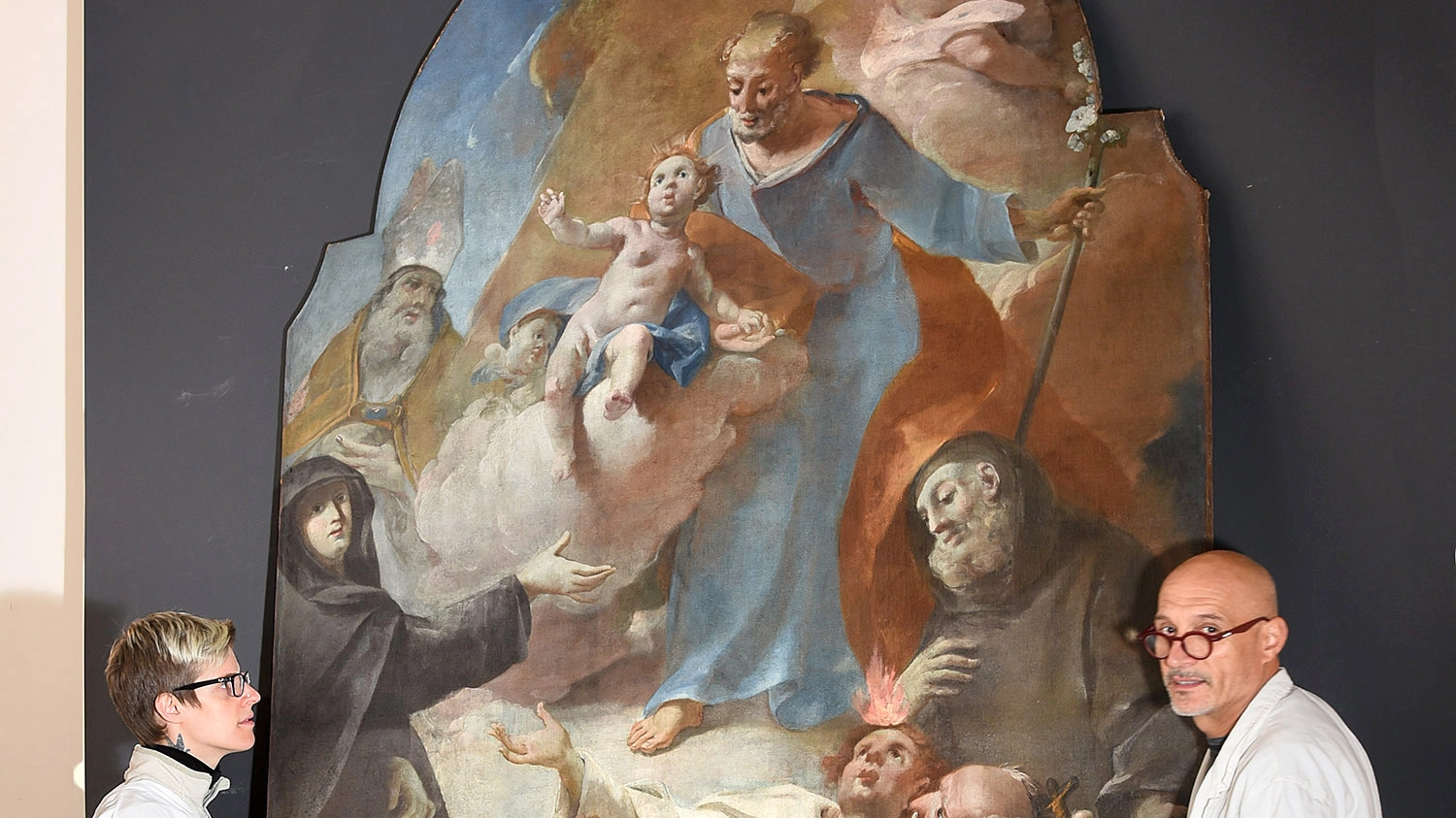 "San Giuseppe con Bambino Gesù e Santi" insieme ai restauratori
