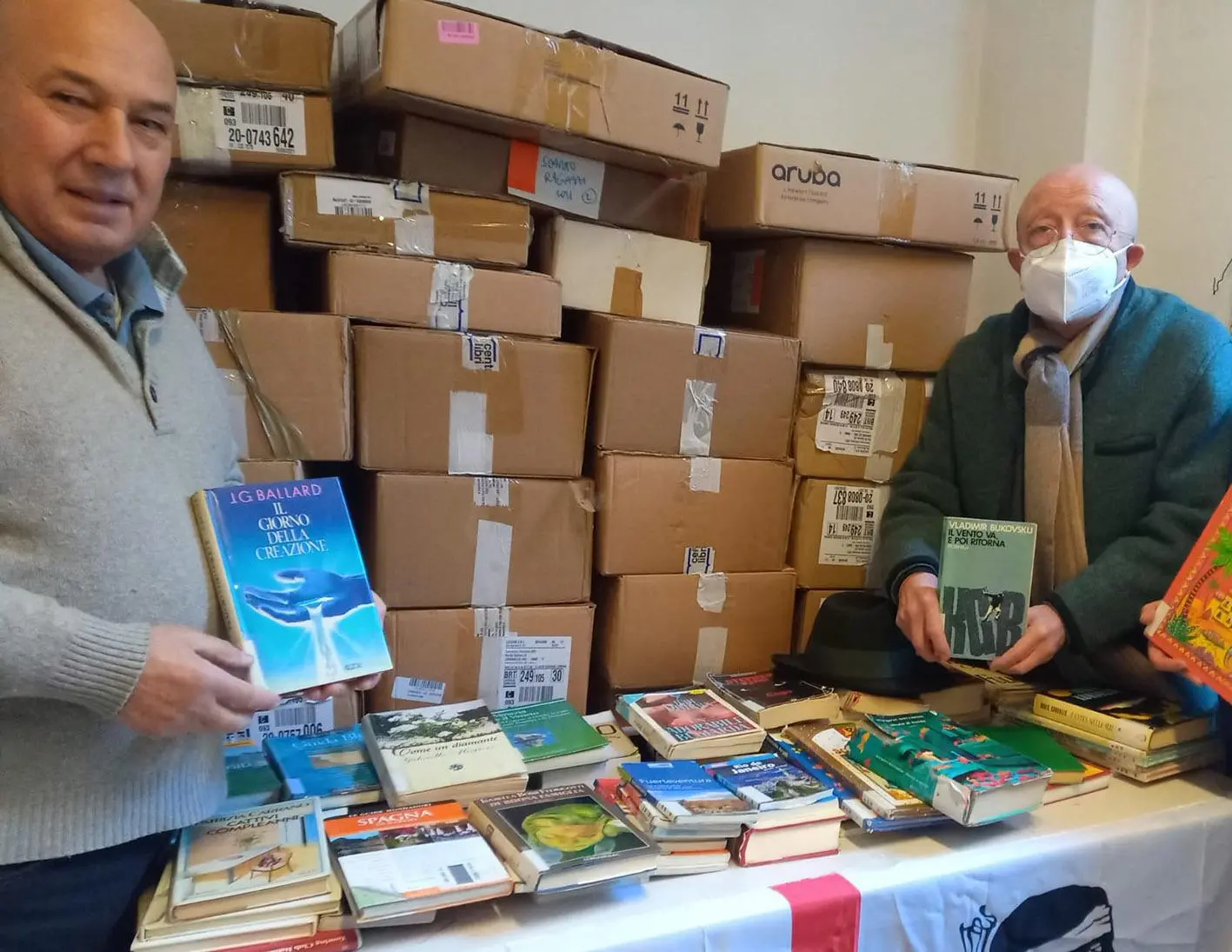 La biblioteca li vuole dismettere Il Circolo Sardegna: libri ai detenuti