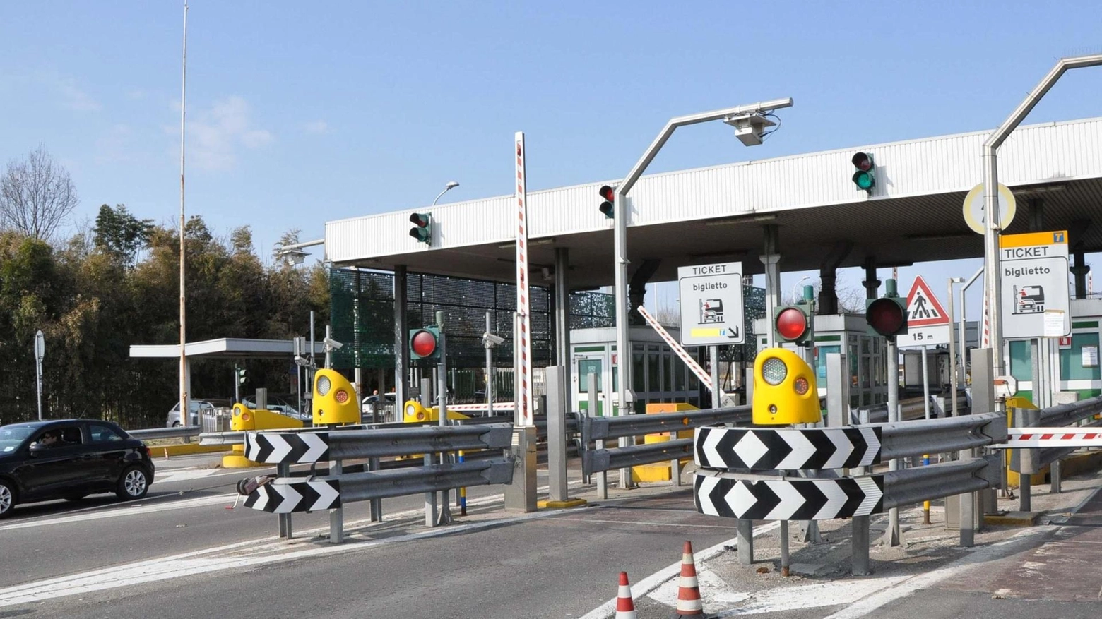 Il casello autostradale di Bereguardo, interessato dalla chiusura del cavalcavia