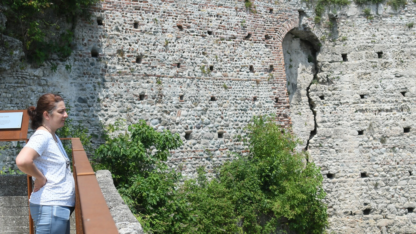 La vistosa crepa sulle mura della storica fortezza
