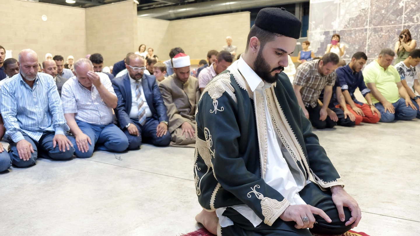 islamici in preghiera