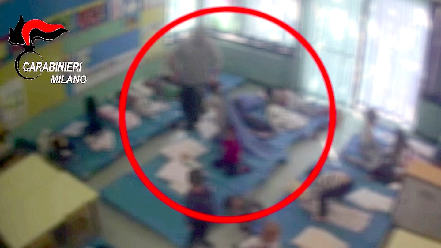 Il maestro d'asilo in un frame dalle telecamere messe nel corso delle indagini