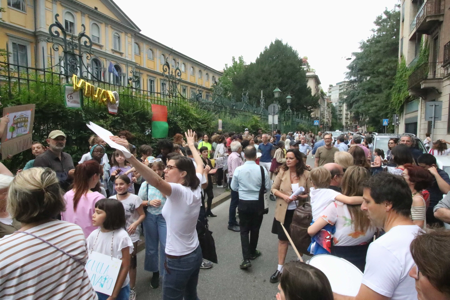 La catena umana di allievi, docenti e genitori attorno alla scuola Vivaio