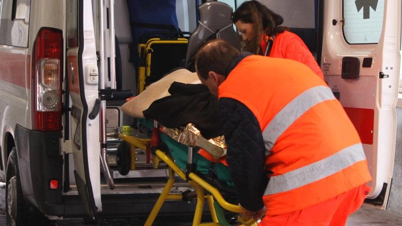 Ambulanza carica un paziente (repertorio) Ambulanza carica un paziente (repertorio)