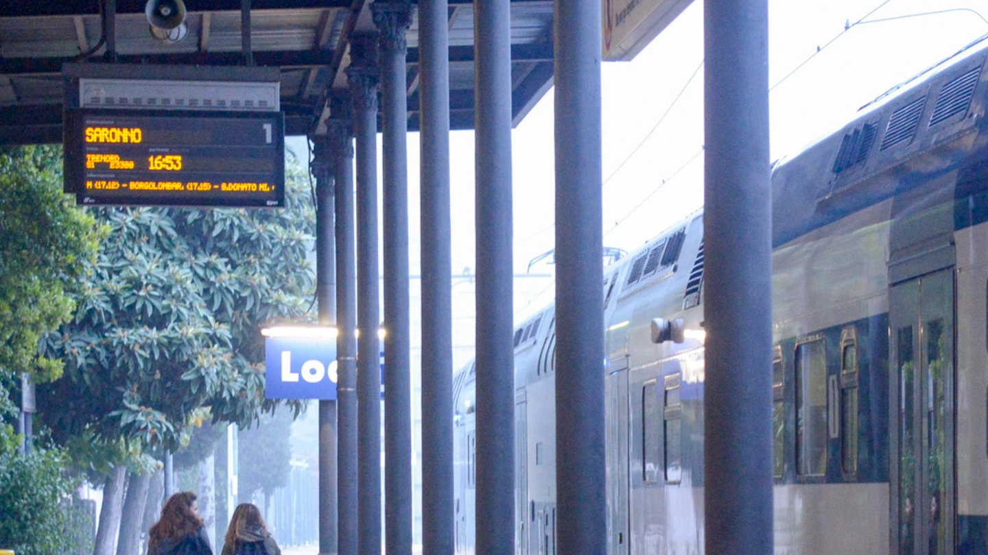 Lo scalo di Lodi col treno della linea S1, la stessa su cui il 40enne avrebbe palpeggiato una 19enne e una 20enne (Cavalleri)