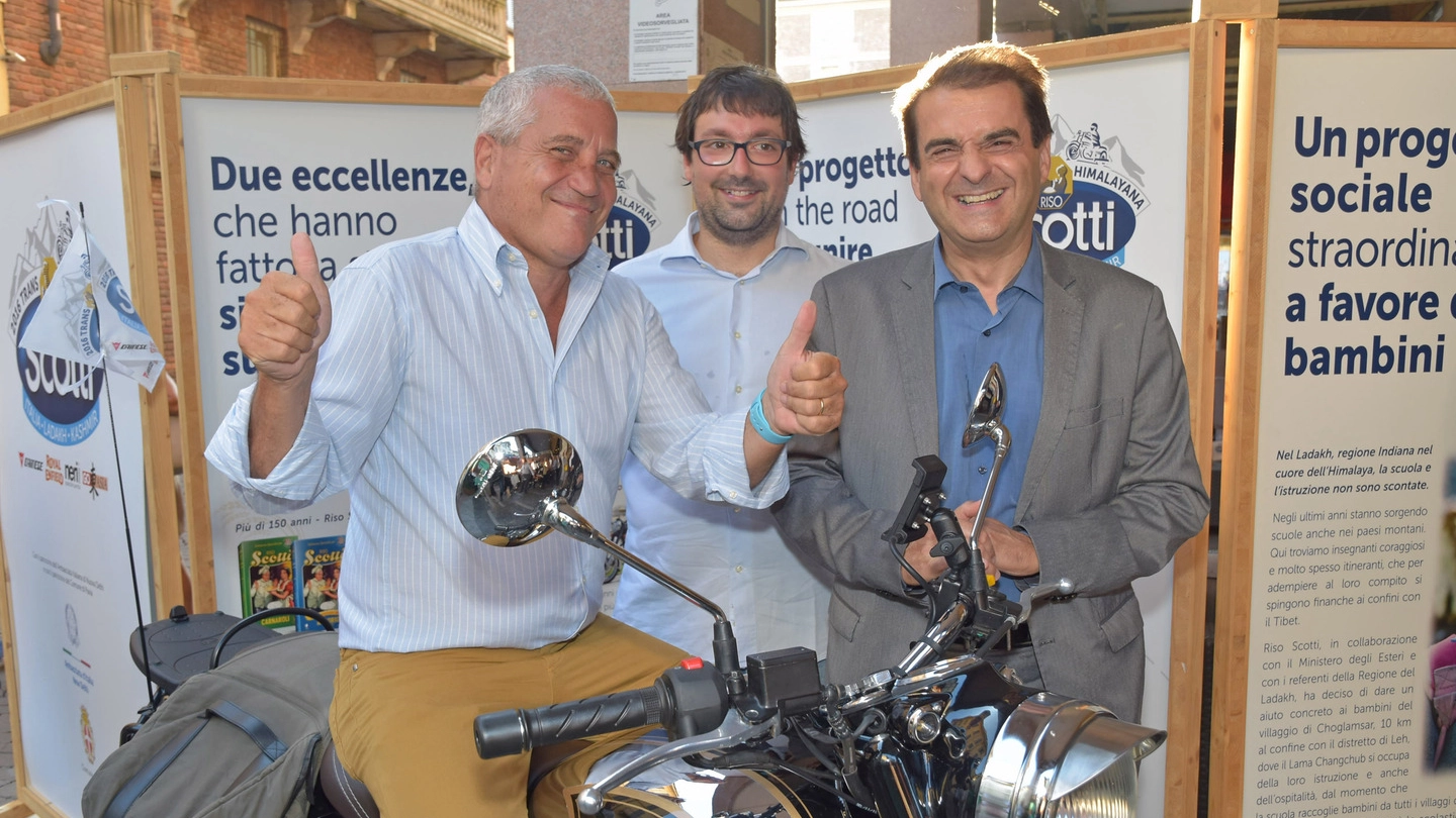 A destra Dario Scotti, 60 anni  Giacomo Galazzo, 31 anni e il sindaco  Massimo Depaoli, 55 anni