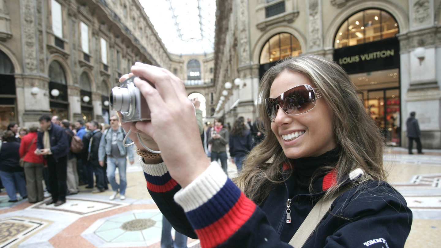 Una turista scatta una foto ricordo in Galleria