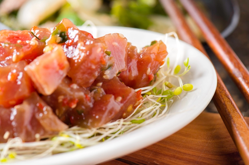 La base del poke hawaiiano è il pesce crudo marinato - foto 4kodiak istock