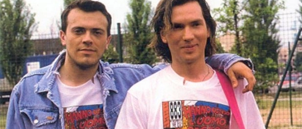 ‘Hanno ucciso l'Uomo Ragno’, la storia degli 883 diventa una serie tv. Si cercano comparse: ecco i requisiti