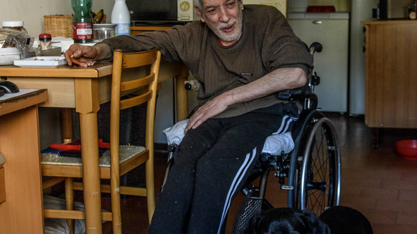 Angelo Basile, di 65 anni, nell’alloggio insieme ai suoi due animali