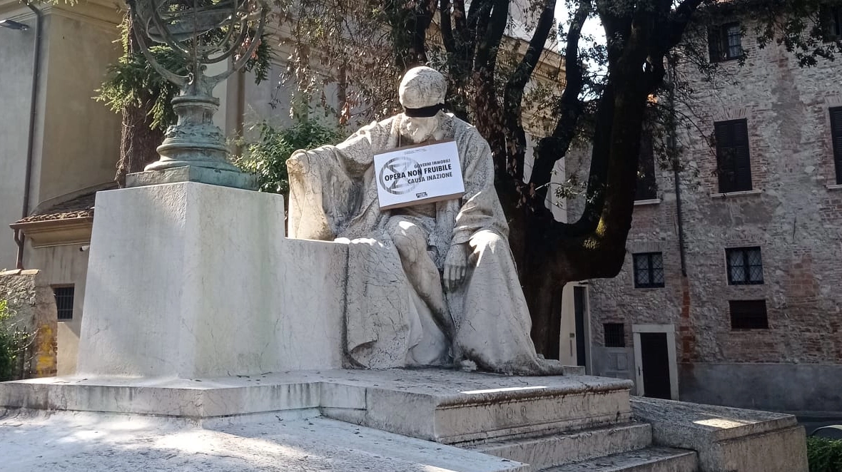 La scritta sulla statua del matematico Niccolò Tartaglia