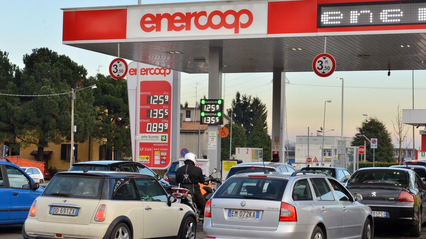 Fila davanti a un distributore di benzina a marchio Enercoop
