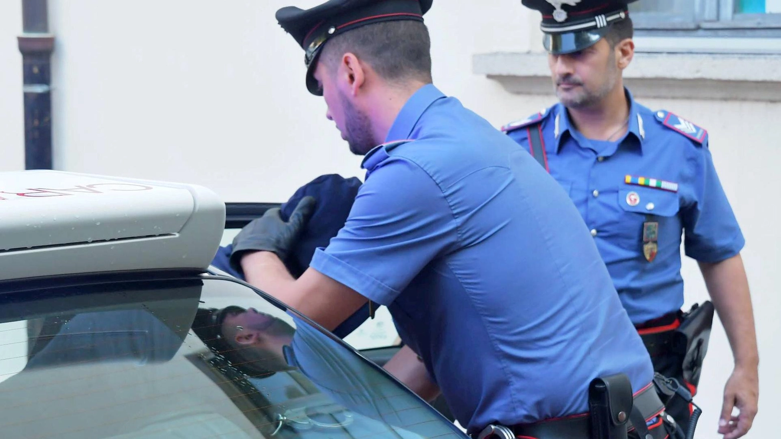 Rapina una Porsche armato di pistola Poi va a bersi una birra Rapina una Porsche armato di pistola Poi va a bersi una birra