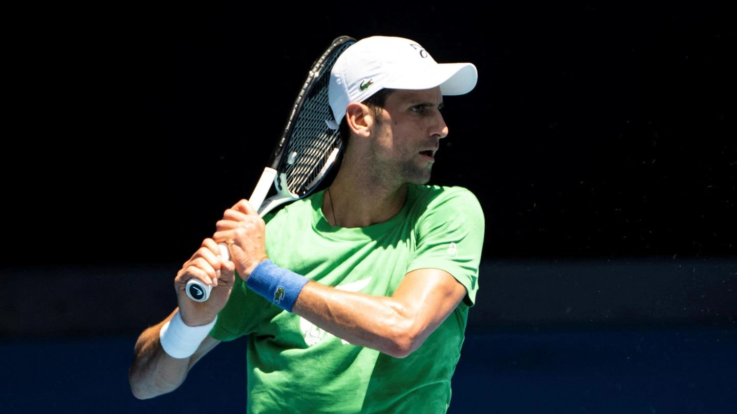 Il numero uno al mondo, Novak Djokovic, all'opera in allenamento