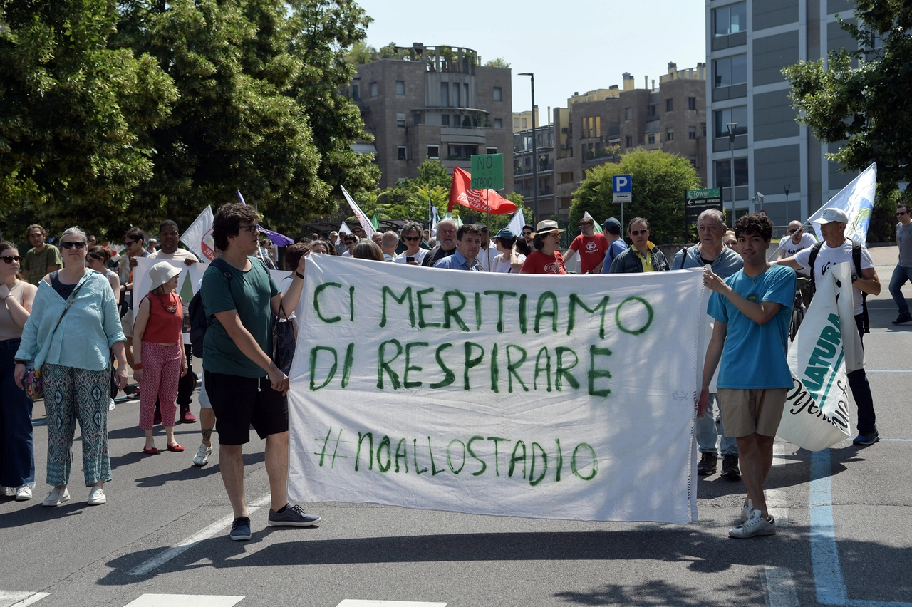 La manifestazione contro lo stadio del Milan