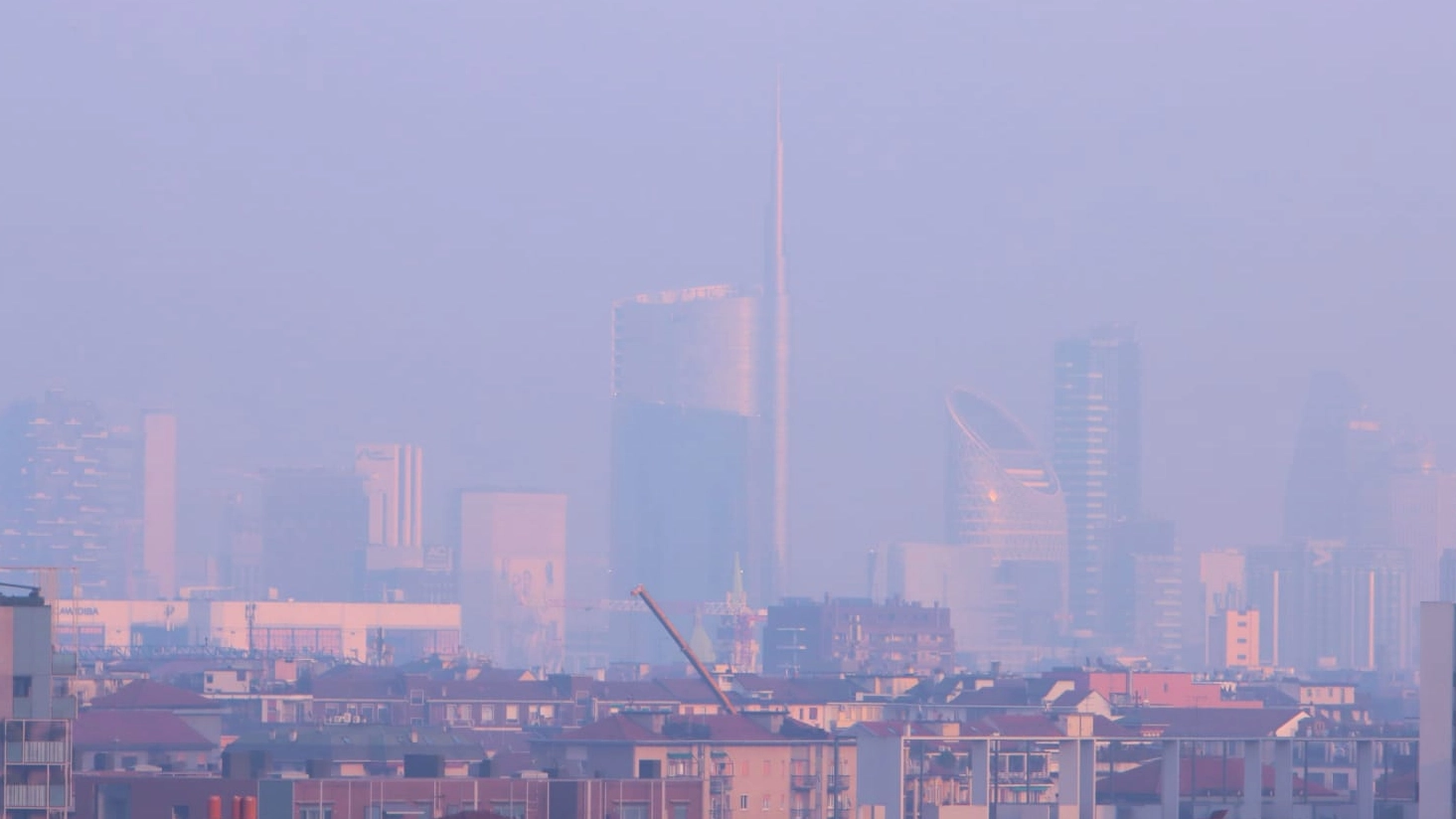 La coltre di inquinamento che il 19 febbraio attanagliava Milano (Ansa/Paolo Salmoirago)