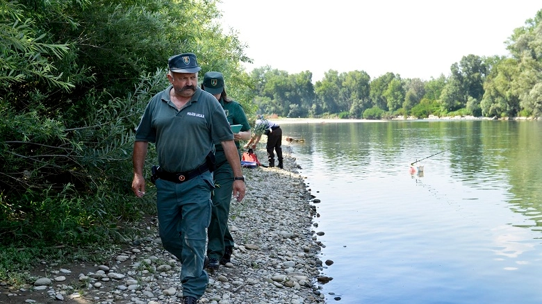 Guardie ecologiche volontarie del Parco Adda Sud sulla sponda del fiume (Cavalleri)