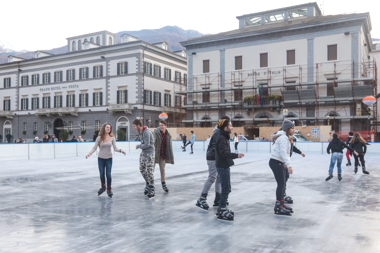 La pista di pattinaggio di Piazza Garibaldi a Sondrio (Orlandi)