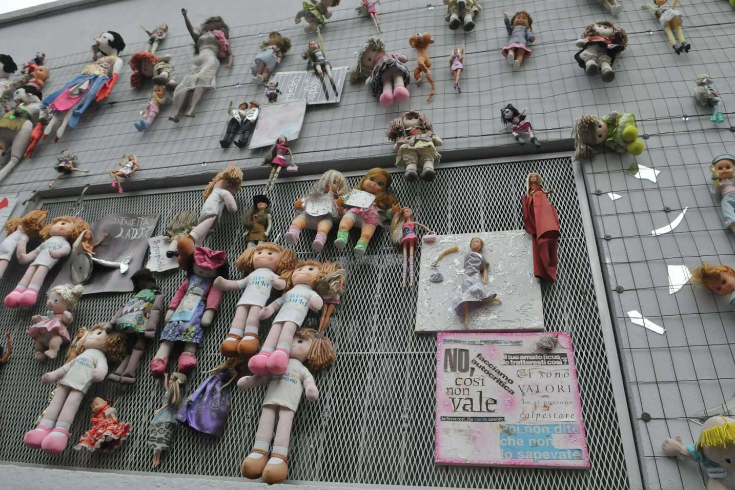 Wall of Dolls di via De Amicis