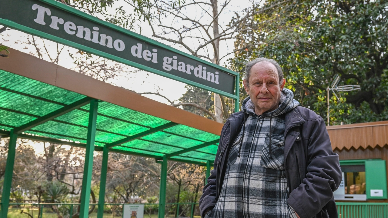 Vincenzo Caserta, da 54 anni alla guida del Trenino dei Giardini nel parco di Porta Venezia (Foto Andrea Fasani)