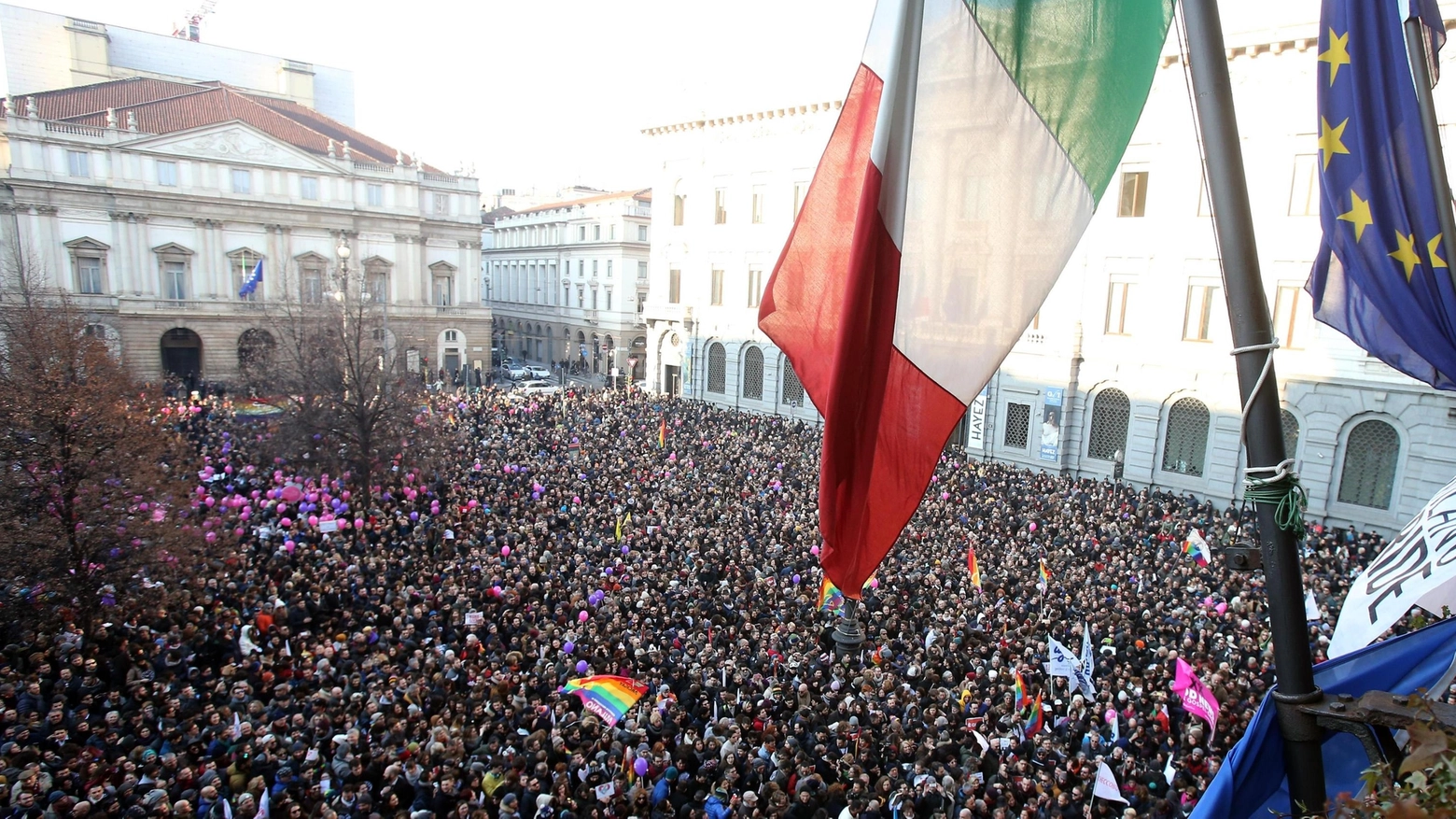 La manifestazione per i diritti civili Lgbt  in piazza della Scala a Milano (Ansa)