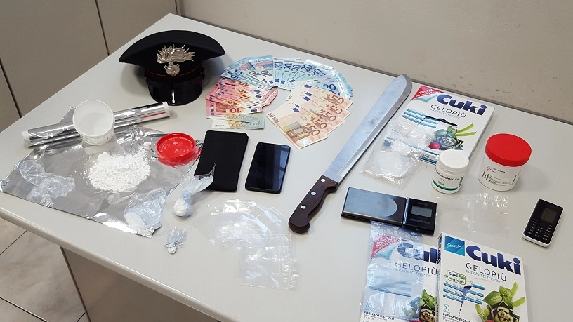 Soldi e droga trovati nell'appartamento di via Brugora