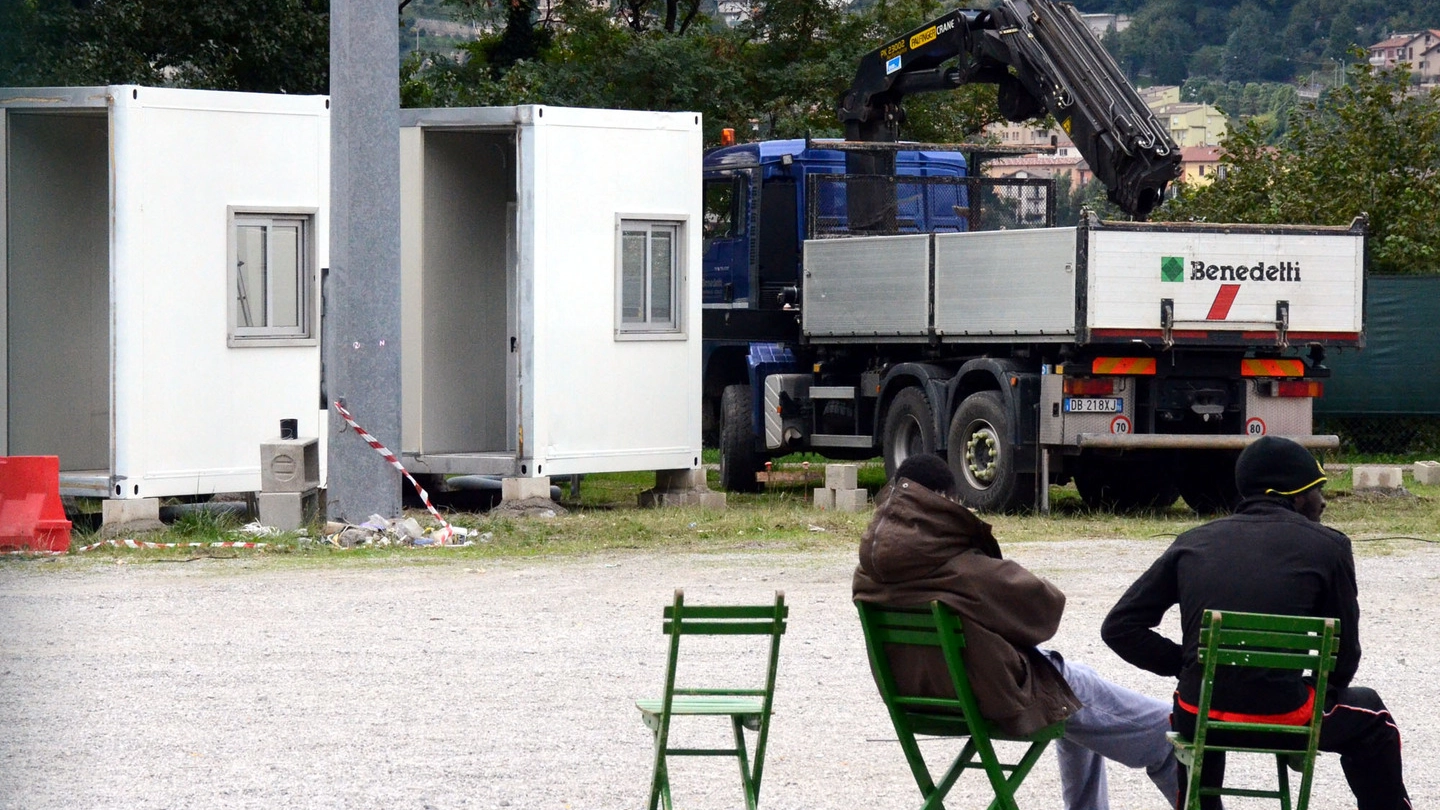 L'area del Bione, a Lecco, con i profughi e i container