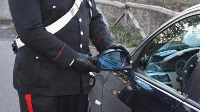 I carabinieri hanno bloccato il presunto autore della truffa dello specchietto. 