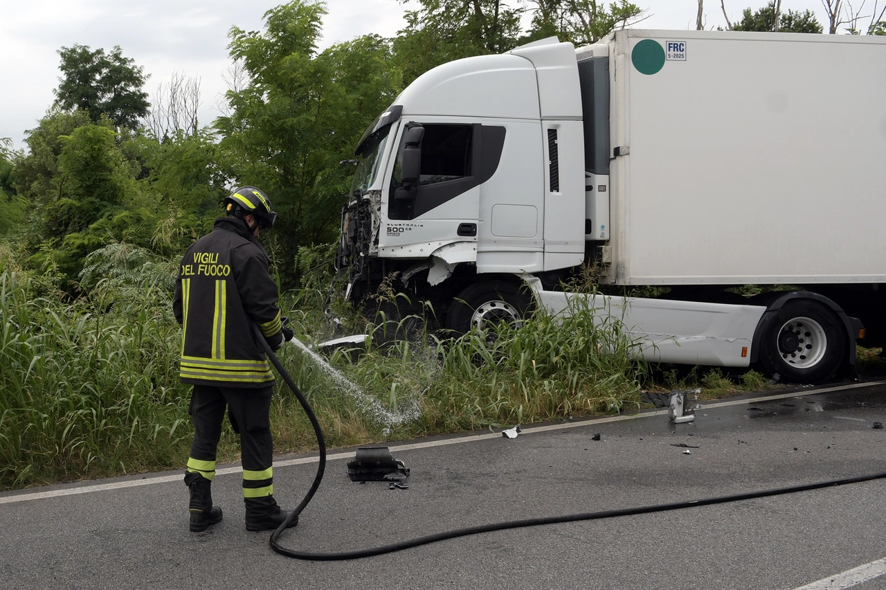 Mediglia, il tir coinvolto nell'incidente mortale