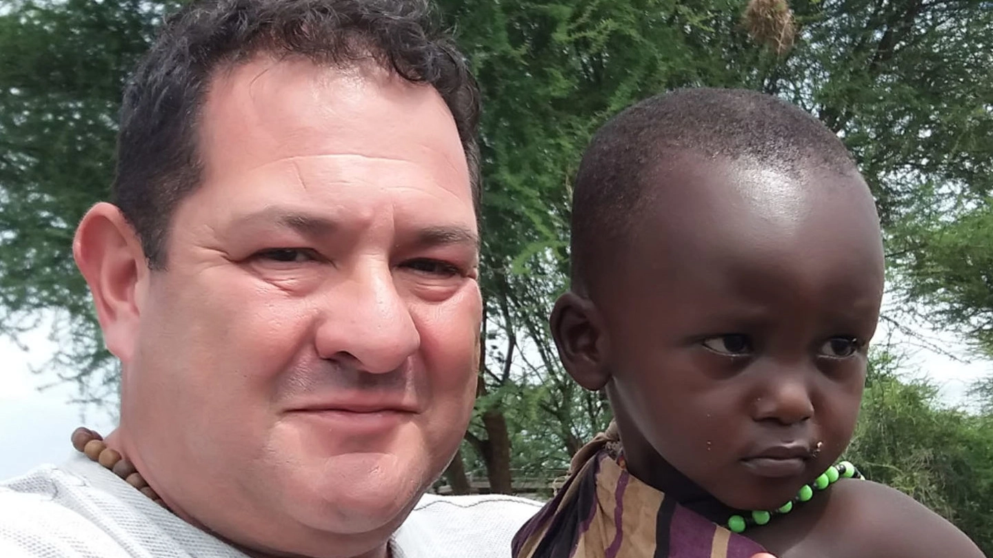 Giuseppe “Beppe“ Mambretti con uno dei bimbi del villaggio di Hedaru