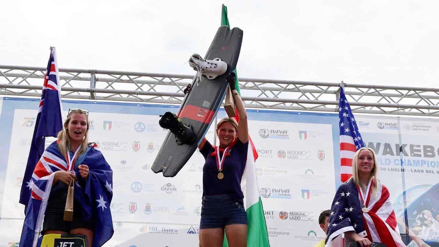 Dall’incidente alla vittoria: il riscatto della 19enne campionessa di wakeboard che ora fa conoscere uno sport raro ma prezioso