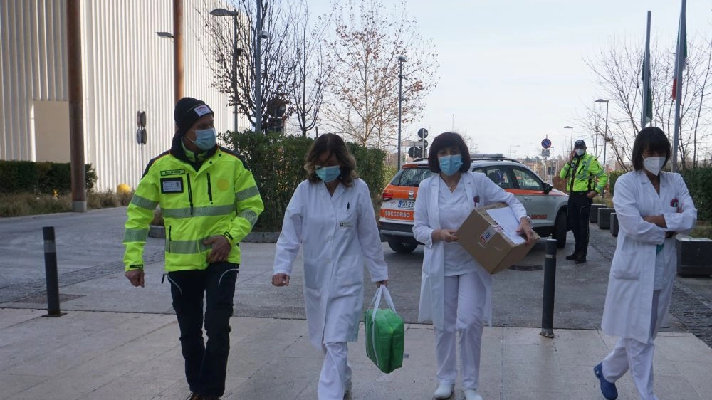 Vaccino Covid, prime dosi all'ospedale di Bergamo: simbolo lotta alla pandemia