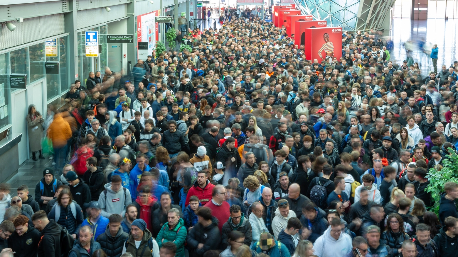 Migliaia di persone in coda per entrare all'Eicma 2023