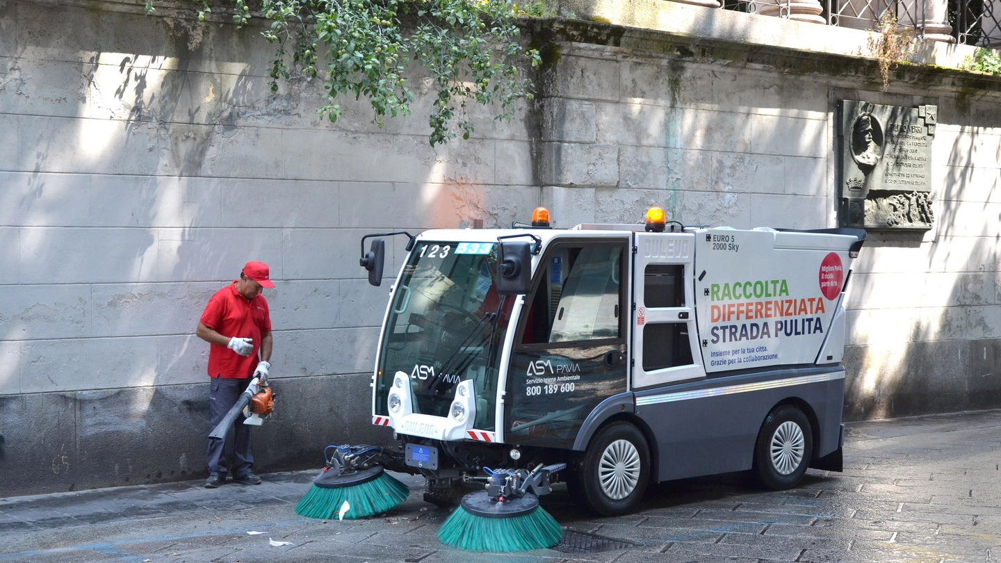 I mezzi di Asm impegnati nella pulizia delle strade (Torres)