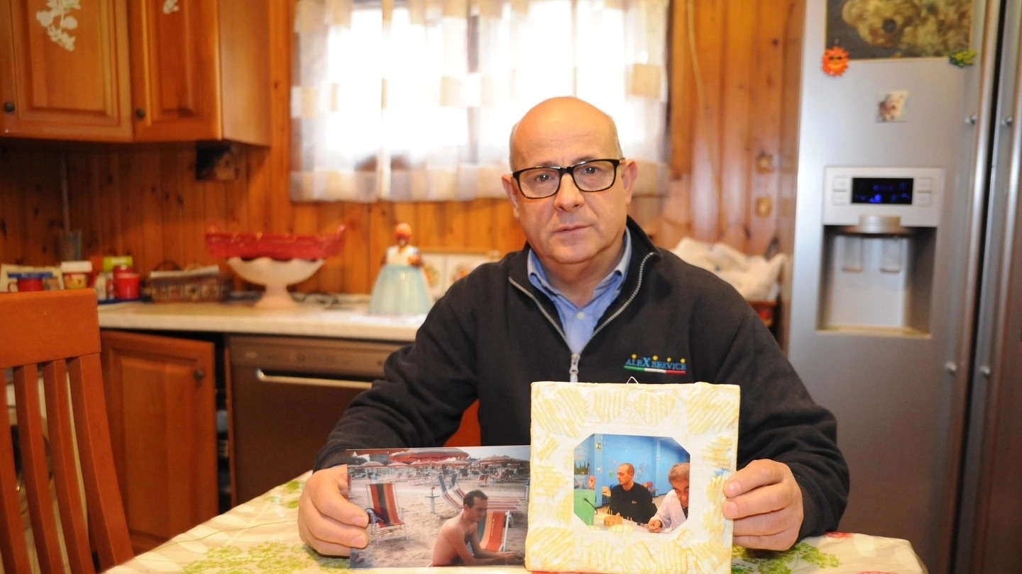 Francesco Potenzoni con le foto del figlio Daniele scomparso a Roma nel giugno del 2015
