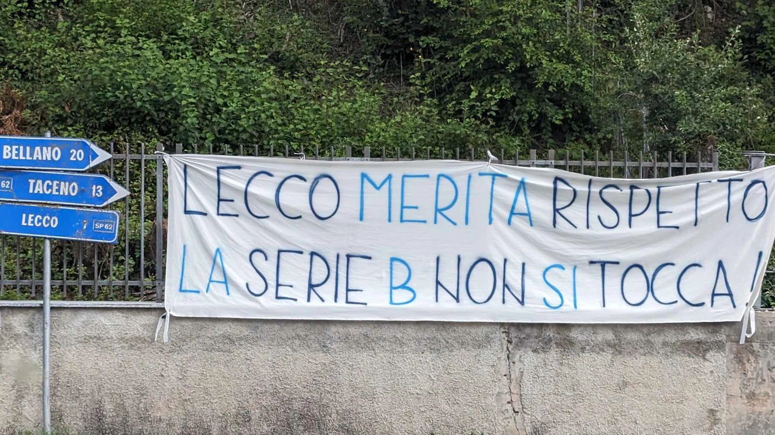 Uno è apparso anche sulla facciata del municipio, un altro addirittura a Milano, in via Rossellini, sede della Lega calcio. Domani il consiglio federale dovrà esprimersi sul ricorso presentato dalla società sulla mancata ammissione in Cadetteria