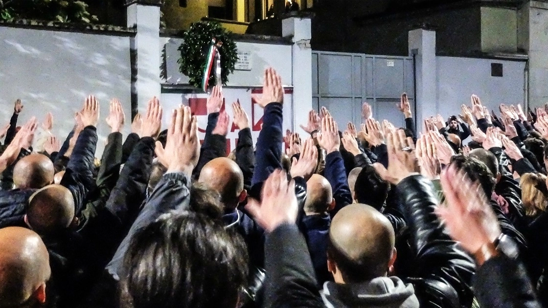 Saluti fascisti a una manifestazione in ricordo di Sergio Ramelli