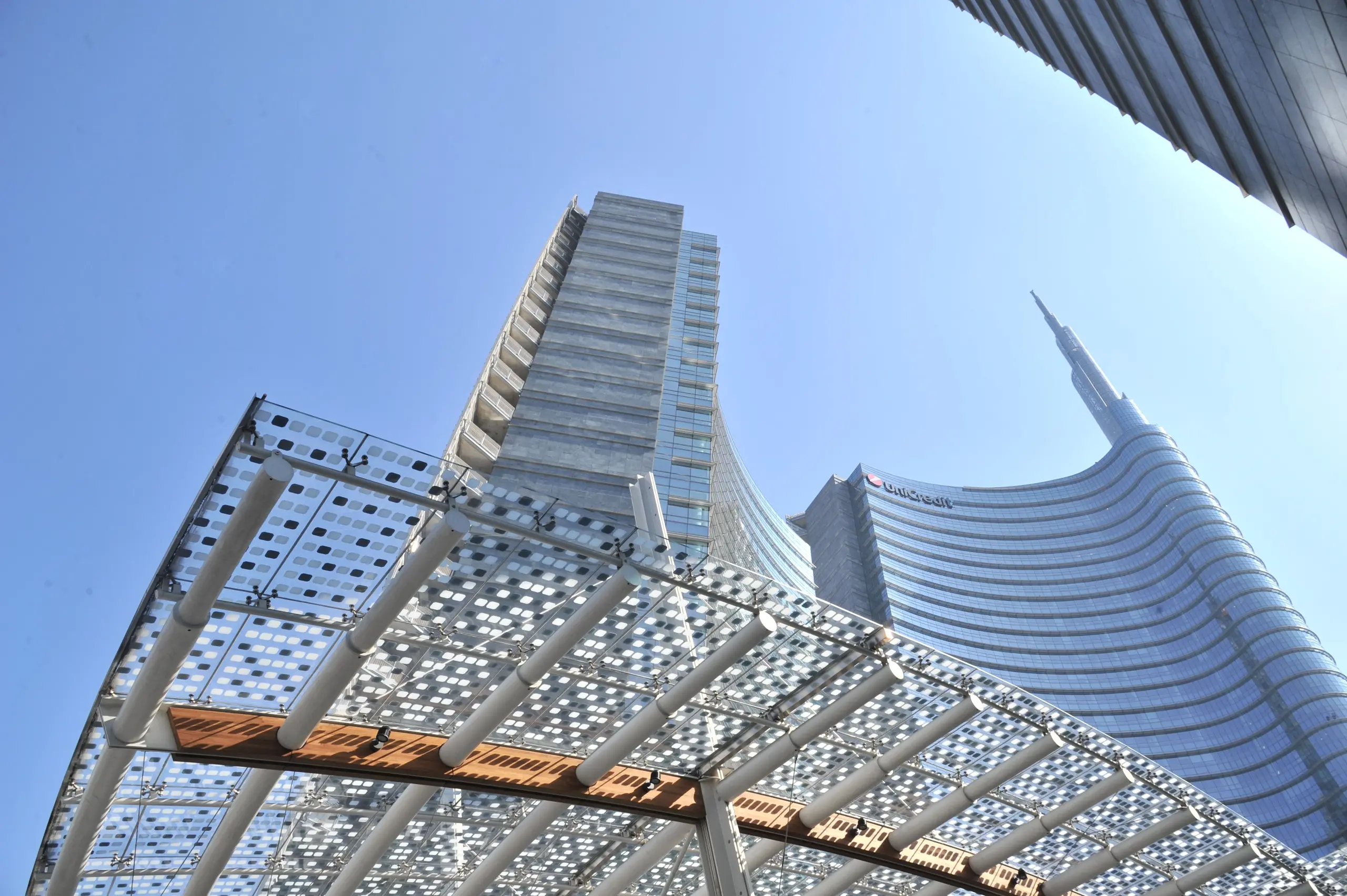 Fumo dalla Torre Unicredit: si pensa a un guasto ma è solo manuetenzione