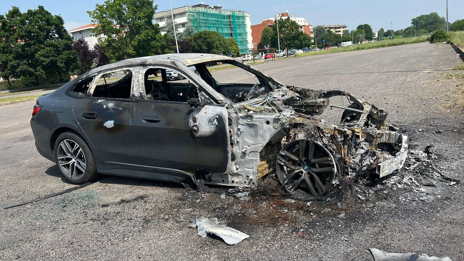 Magenta: auto in fiamme in via Canossa Magenta: auto in fiamme in via Canossa