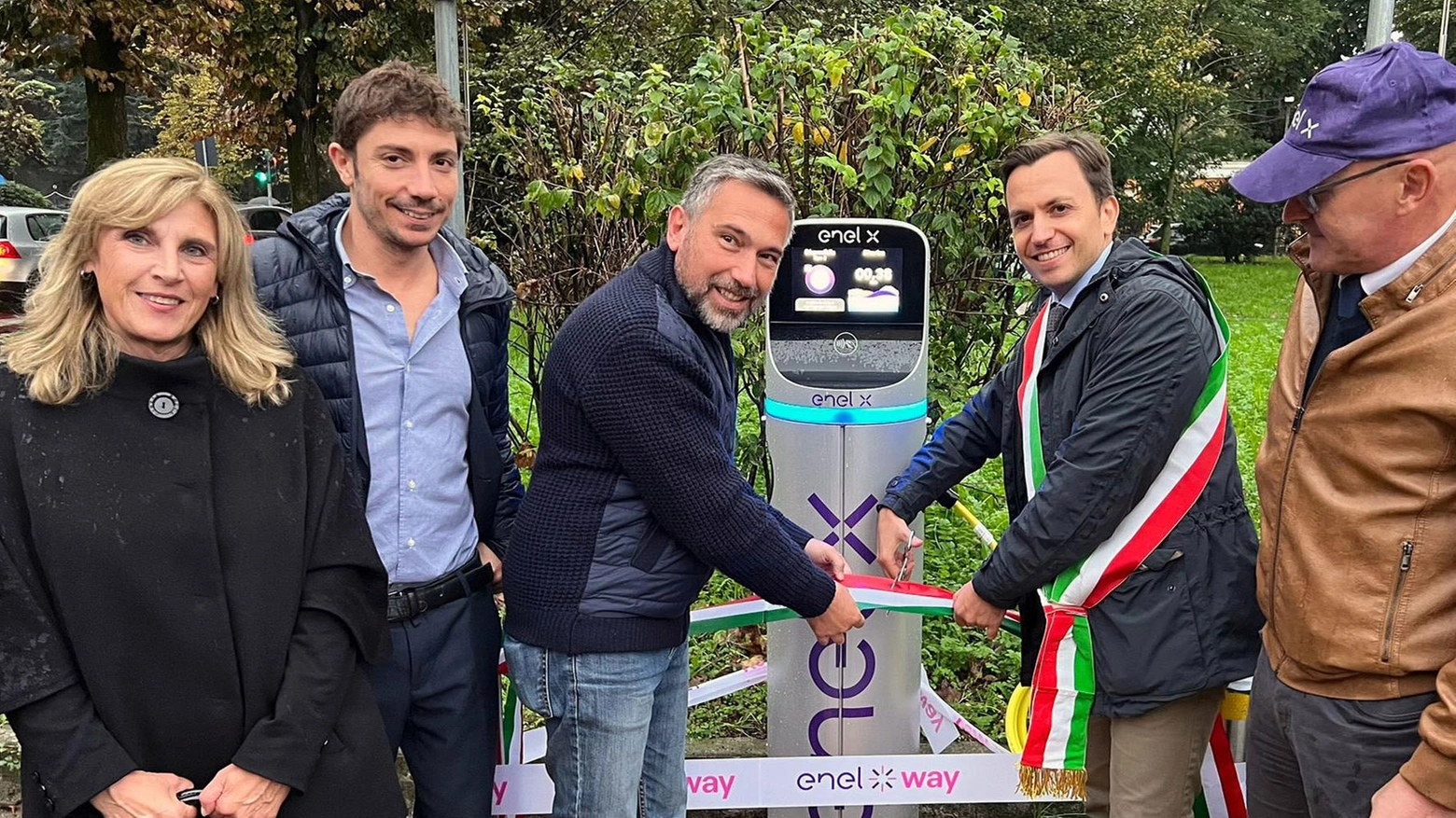 Otto stazioni di ricarica per le auto elettriche Otto stazioni di ricarica per le auto elettriche