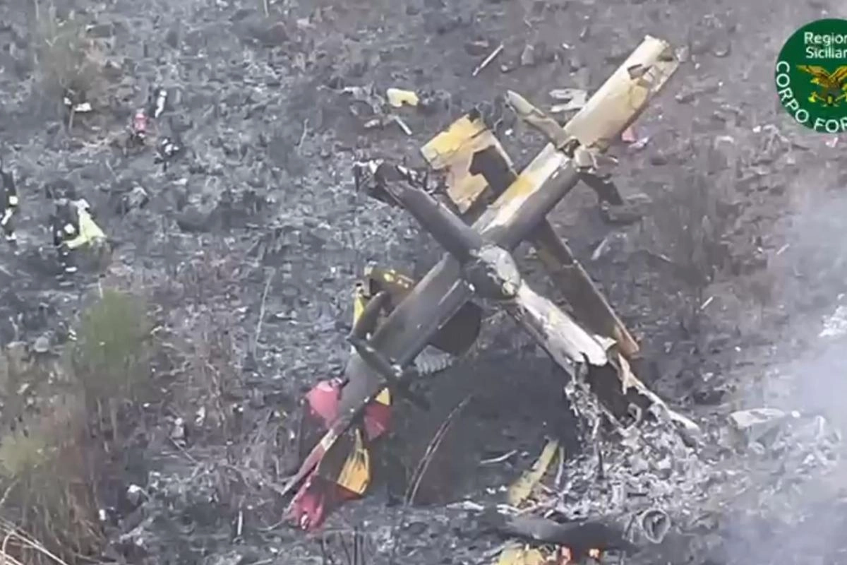 I resti del Canadair precipitato sull'Etna (Ansa)
