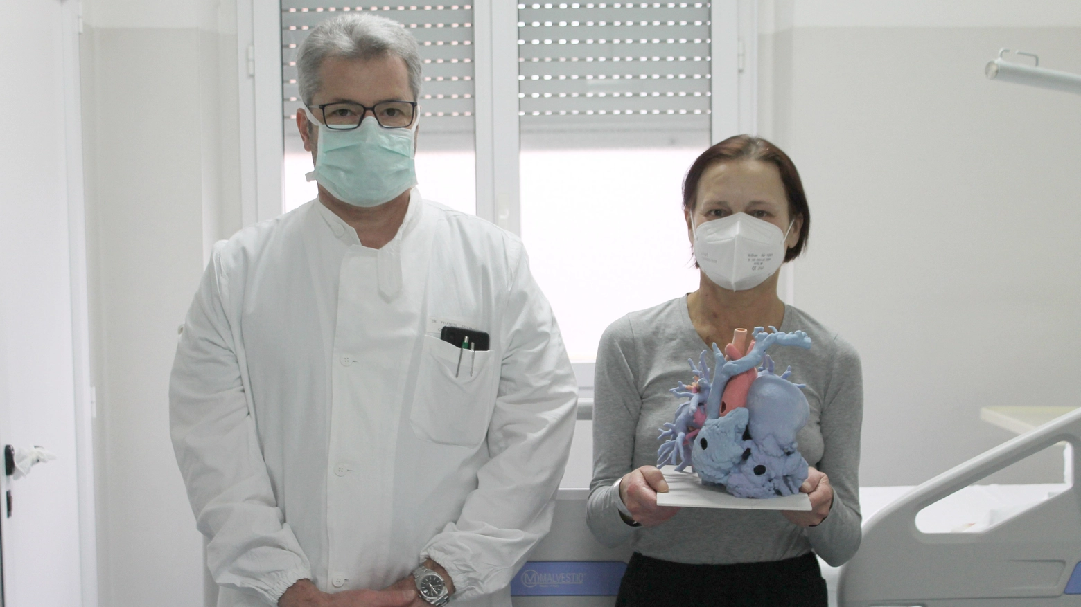 Stefano Pelenghi, direttore della UOC Cardiochirurgia con la paziente 